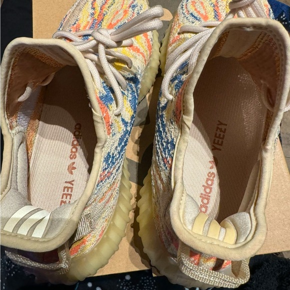 Yeezy Boost 350 V2 - Picture 2 of 4
